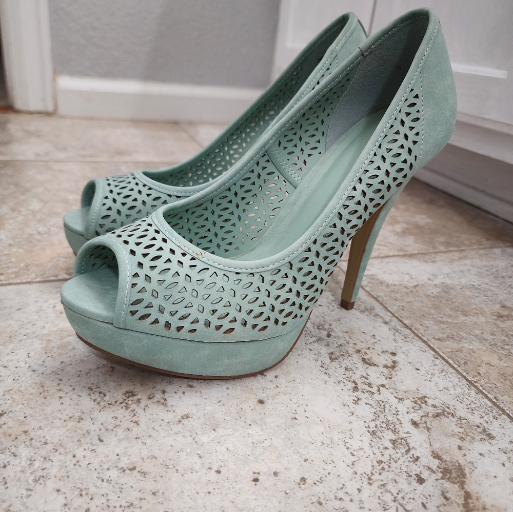 Turquoise heels, 7.5, brand new